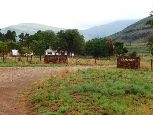 An abandoned complex called Vaalhoek.